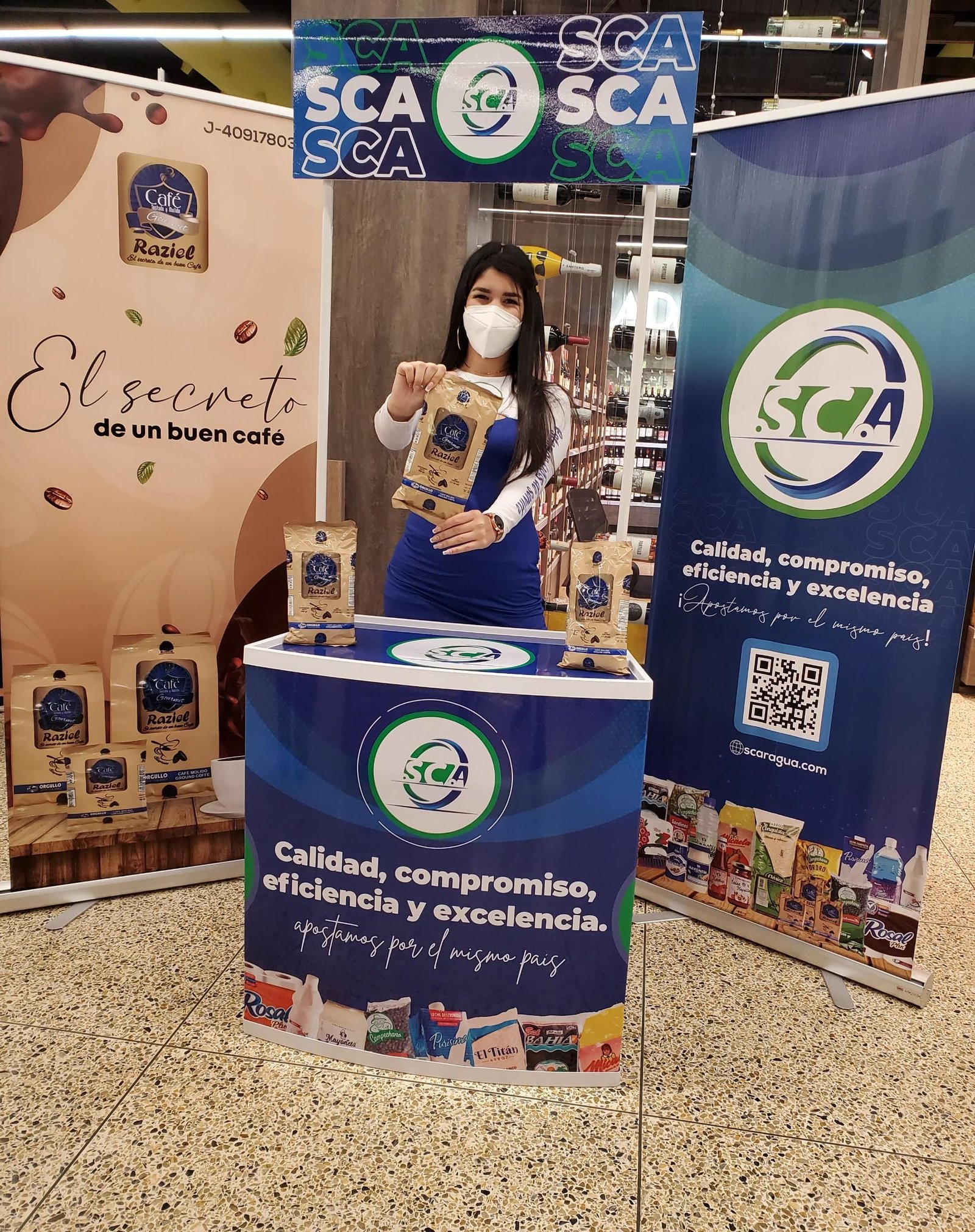 Activación de marca SCA — Stand con promotora y material POP